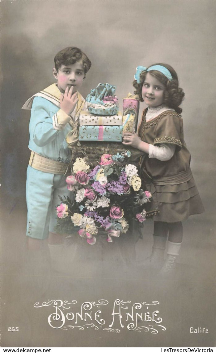 ENFANTS - Bonne Année - Cadeaux Et Fleurs - Deux Enfants - Carte Postale Ancienne - Other & Unclassified