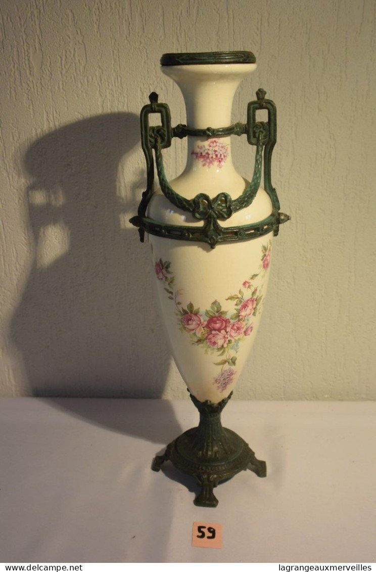 C59 Magnifique Vase Avec Ornement En Zinguale Style Romantique - Vazen