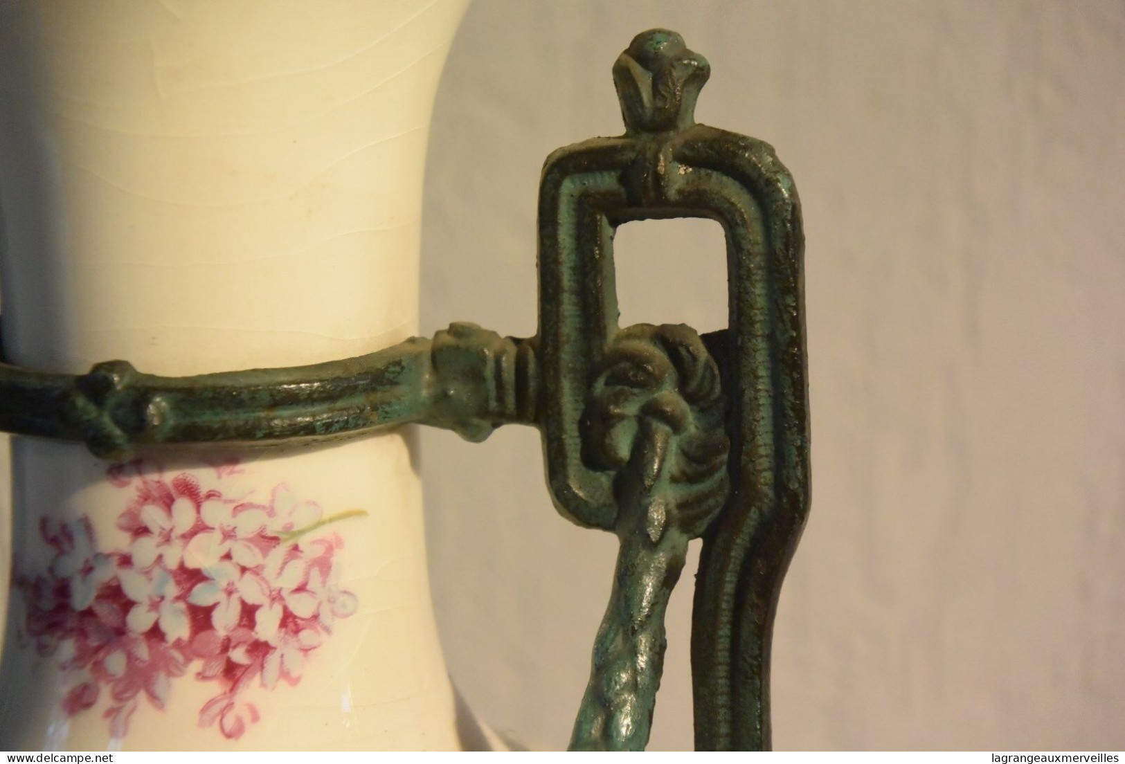C59 Magnifique Vase Avec Ornement En Zinguale Style Romantique - Vazen