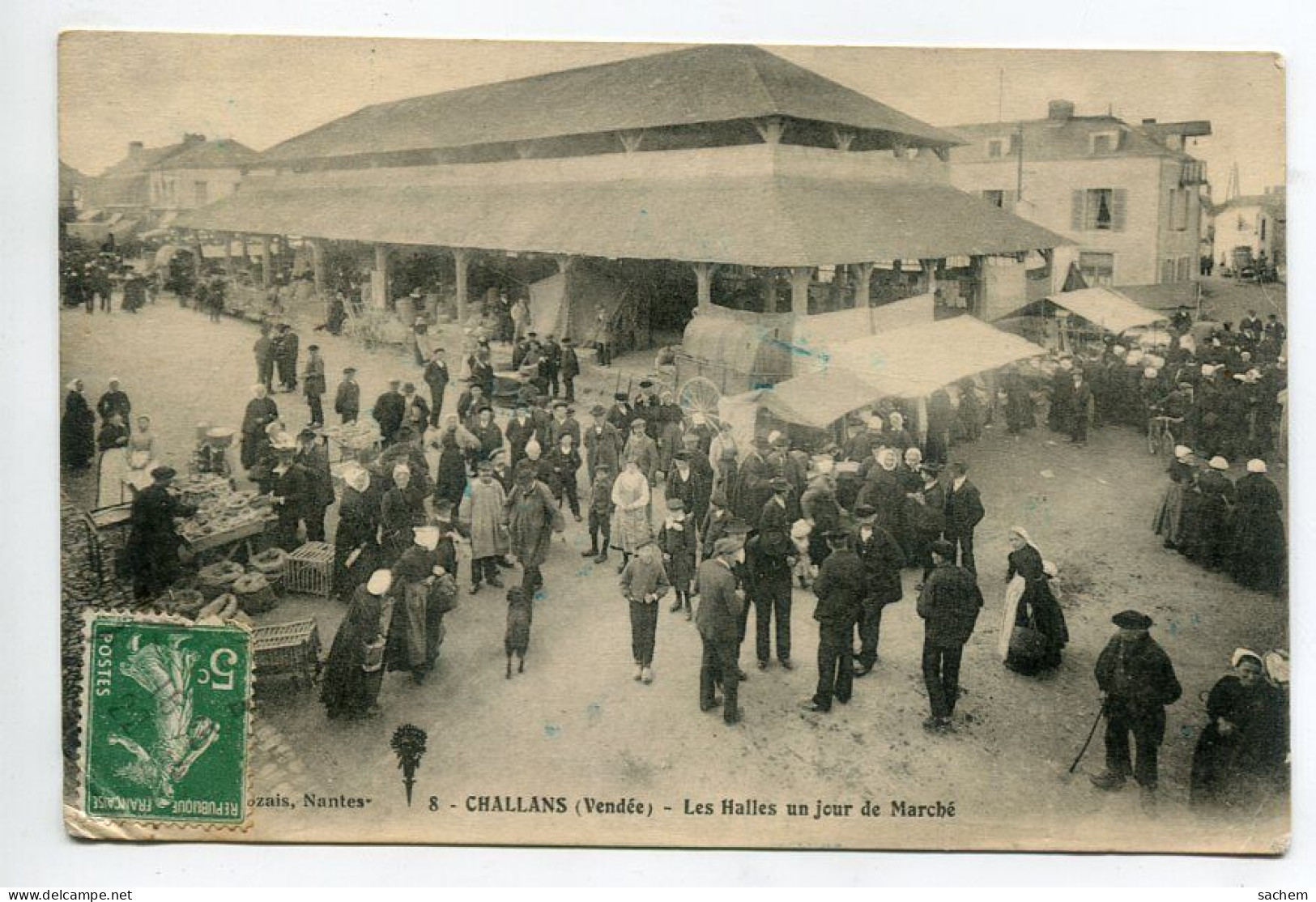 85 DEP 009 CHALLANS  Les Halles Un Jour De Marché Place Du Bourg écrite 1914 Timb - Challans