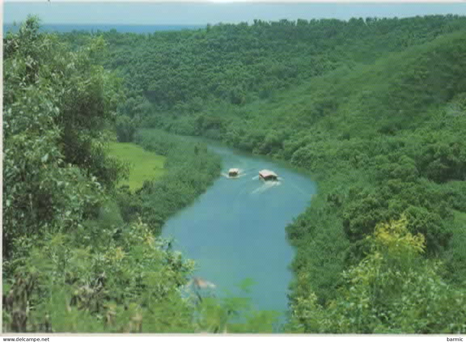 WAILLUA RIVER, HAWAII S ONLY NAVIGABLE REIVER, ON THE ISLAND OF KAUAI, IS SET IN LUSH GREENERY, TOUR  BOATS  REF 14564 - Islande