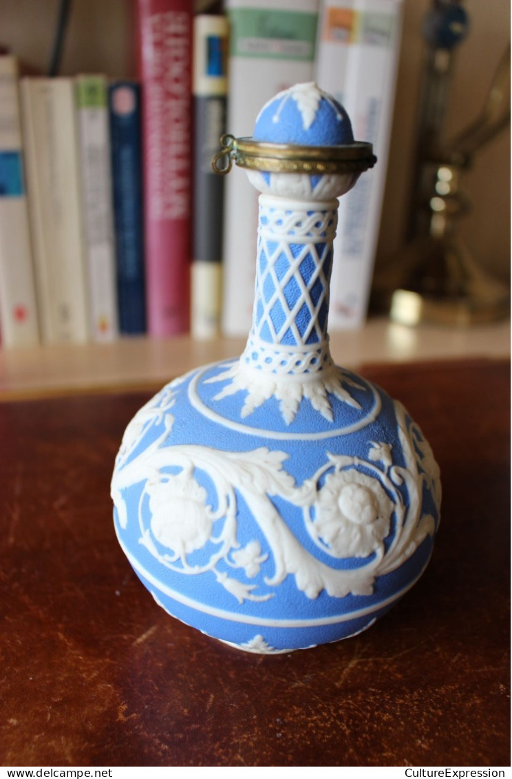 Fiole style Wedgwood bleu et blanc - Décor floral - Bouchon fermoir en métal - Inscription (peu lisible) England