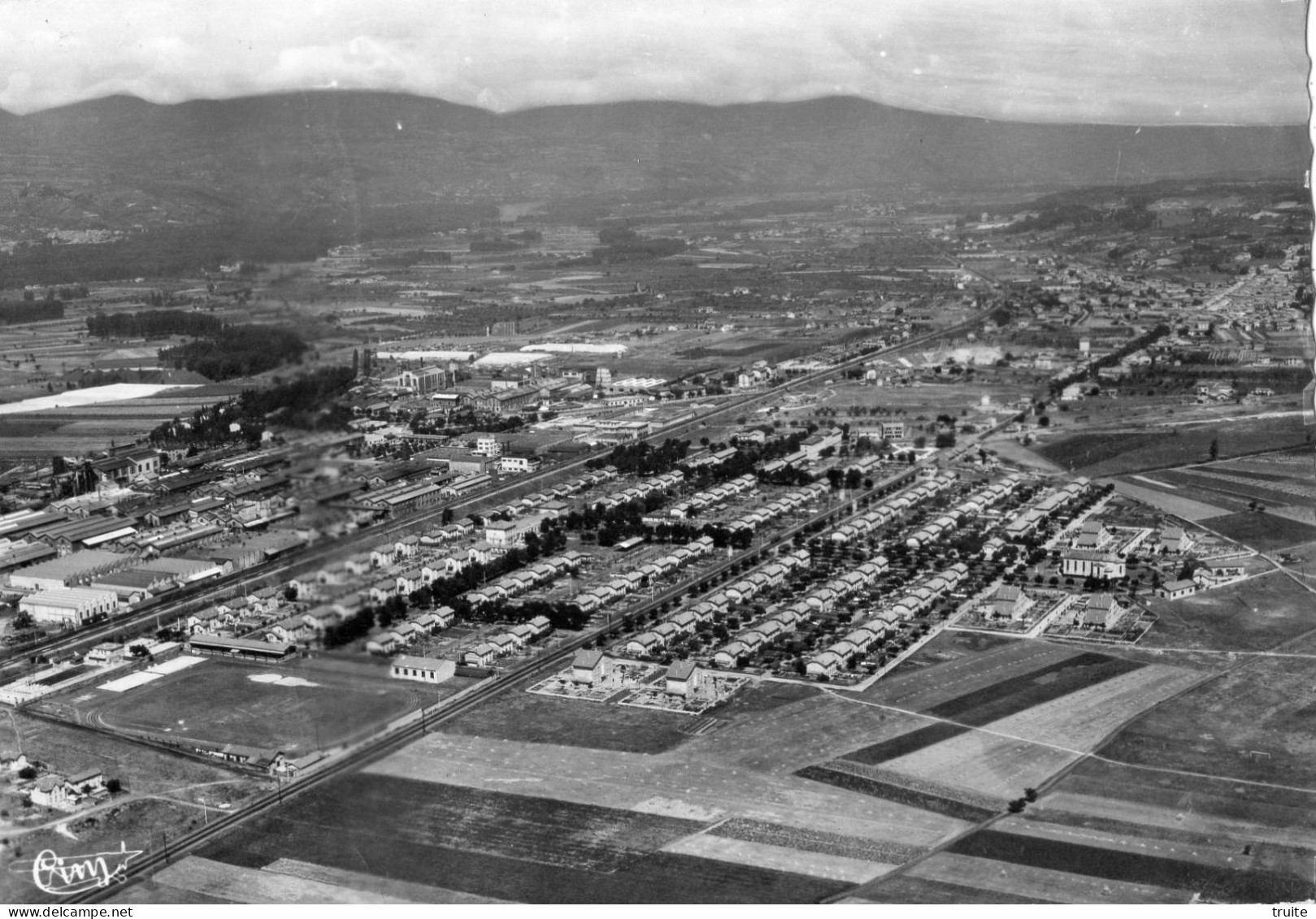 ROUSSILLON VUE AERIENNE LES USINES ET LES CITES AU FOND LE MONT PILAT - Roussillon