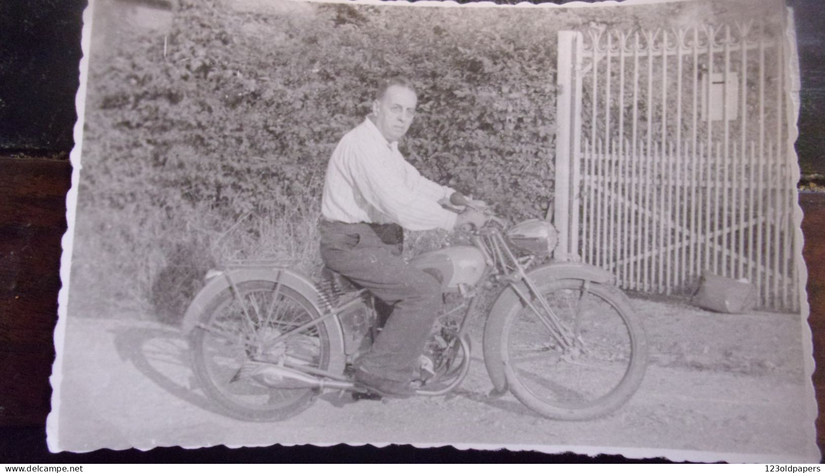 BELLE PHOTO ORIGINALE  ** MOTOCYCLISTE ** MOTO A IDENTIFIER ** 1945 11.5 / 7.5 CM - Cycling