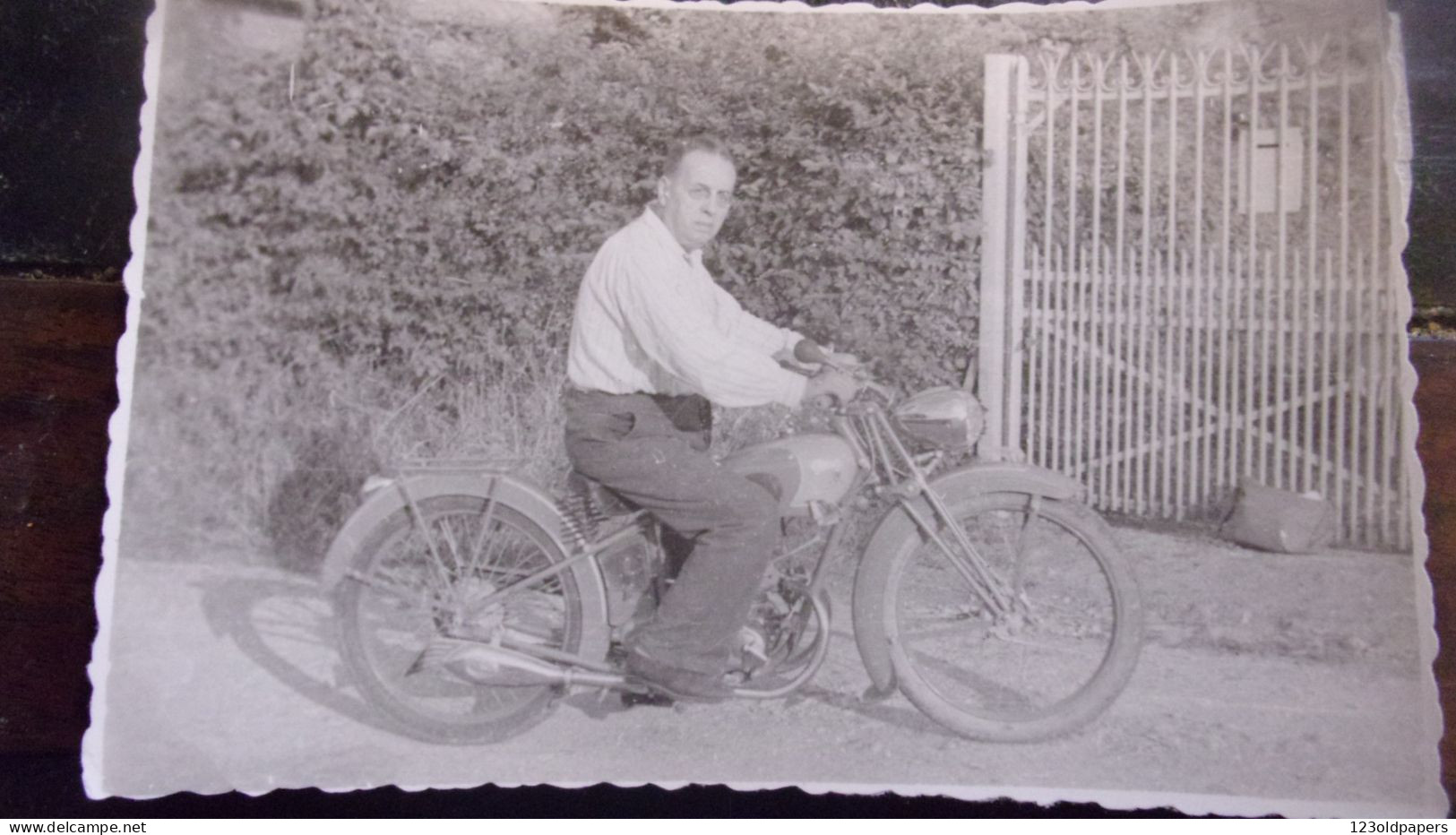 BELLE PHOTO ORIGINALE  ** MOTOCYCLISTE ** MOTO A IDENTIFIER ** 1945 11.5 / 7.5 CM - Ciclismo