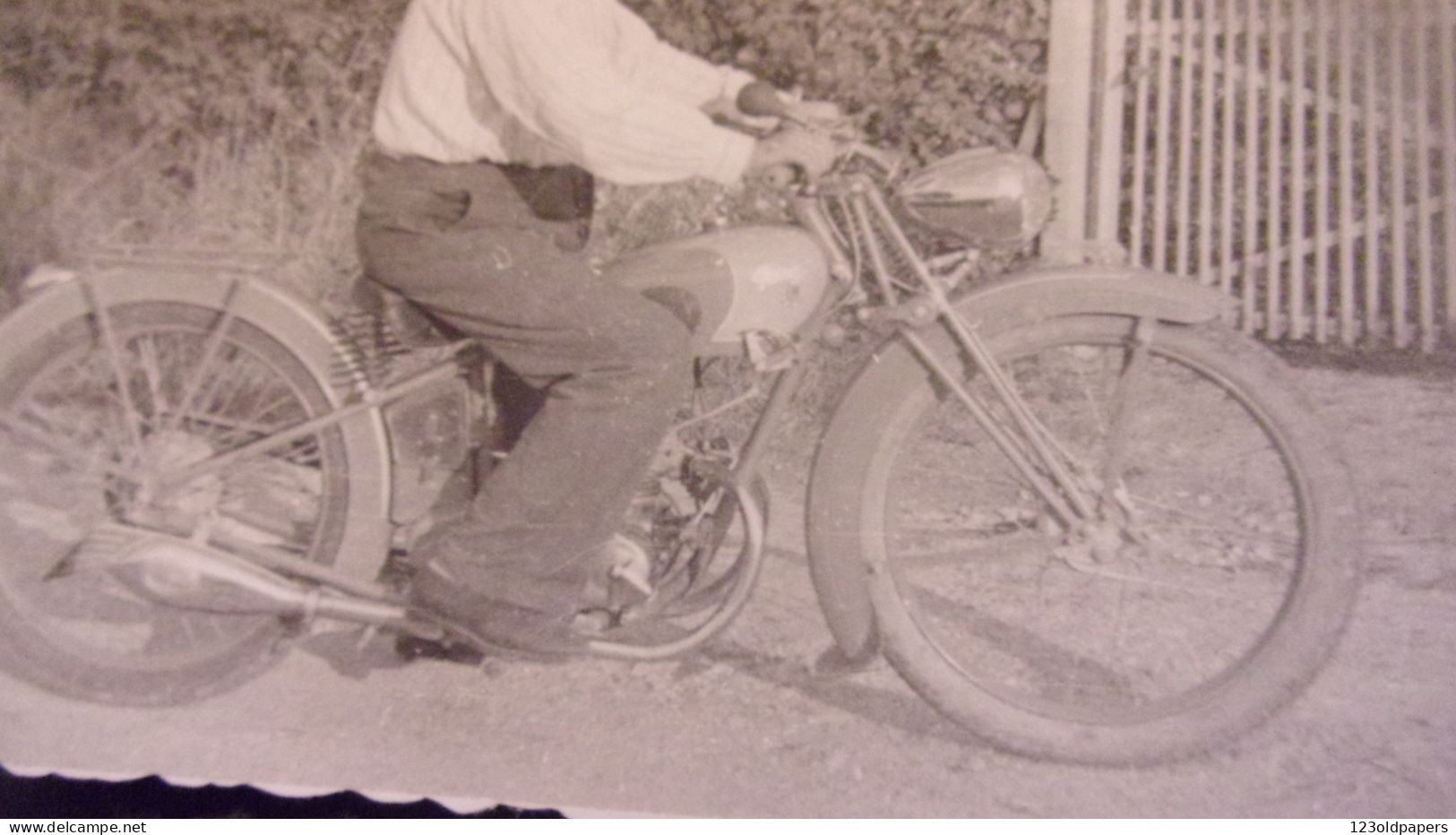 BELLE PHOTO ORIGINALE  ** MOTOCYCLISTE ** MOTO A IDENTIFIER ** 1945 11.5 / 7.5 CM - Ciclismo