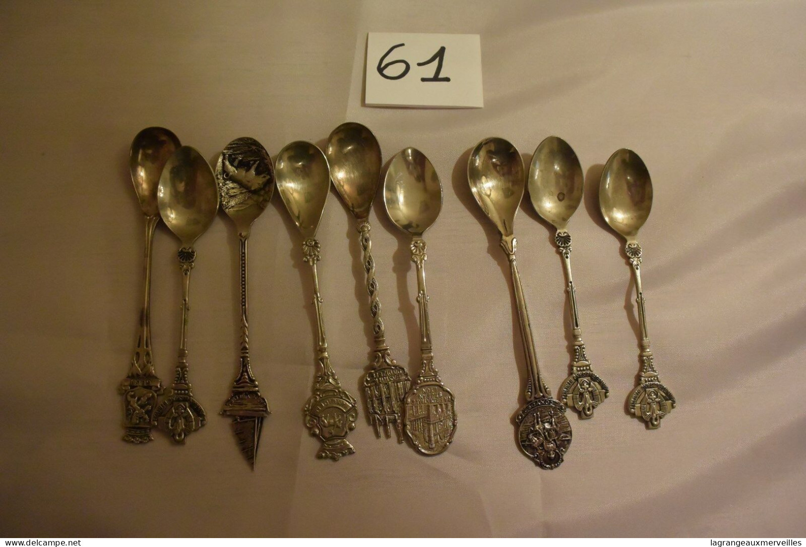 C61 Ensemble De 9 Cuillères De Collection - Spoons