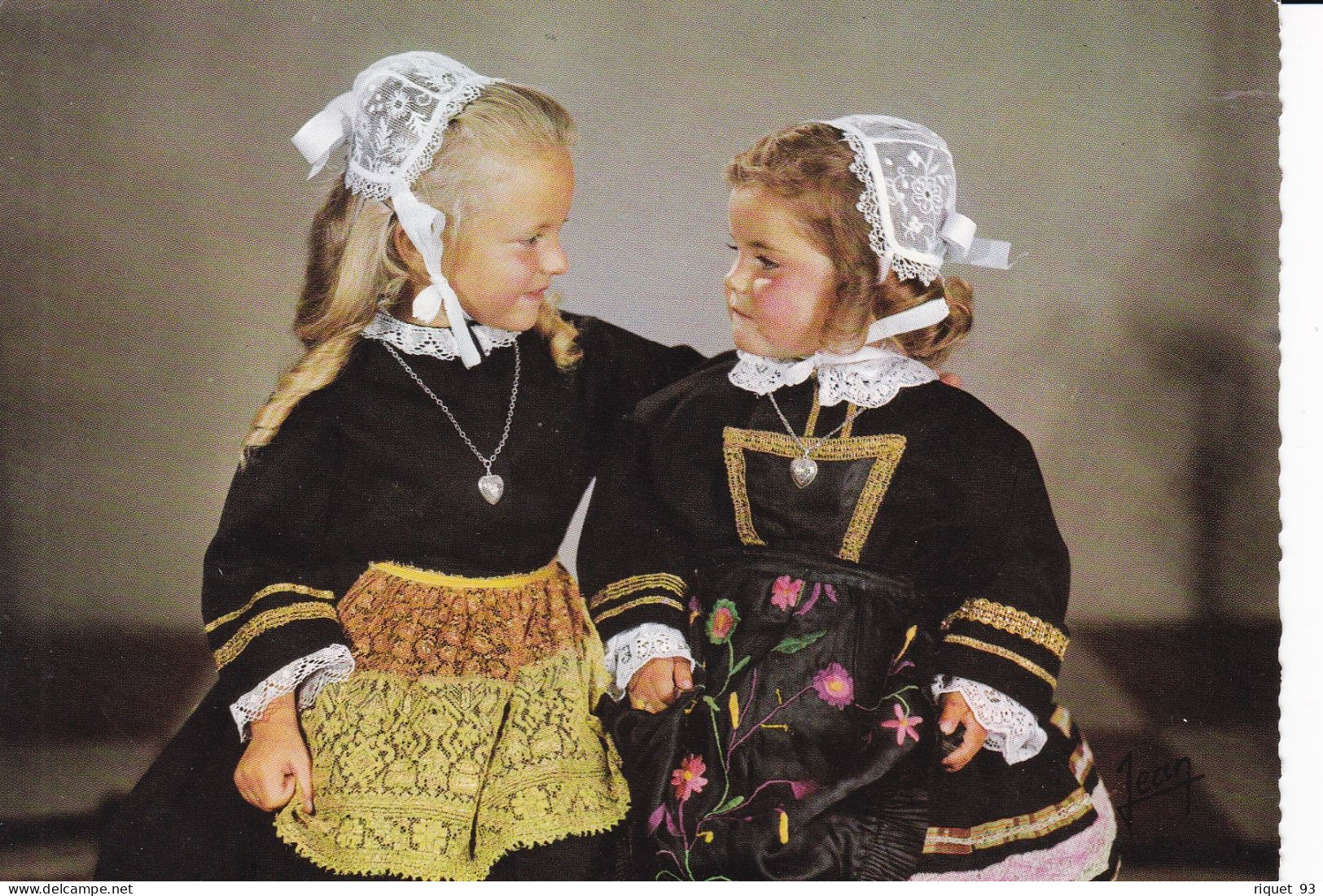 LA BRETAGNE - Enfants En Costumes De La Région De Cap-Sizun (Pointe Du Raz) (Finistère) - Vestuarios