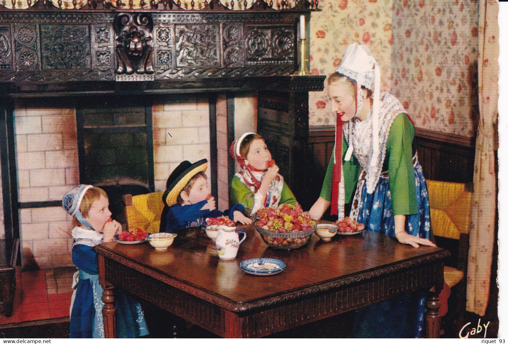 FOLKLORE DE FRANCE... Famille De Plougastel-Daoulas (29) Dégustation Des Fraises - Costumes