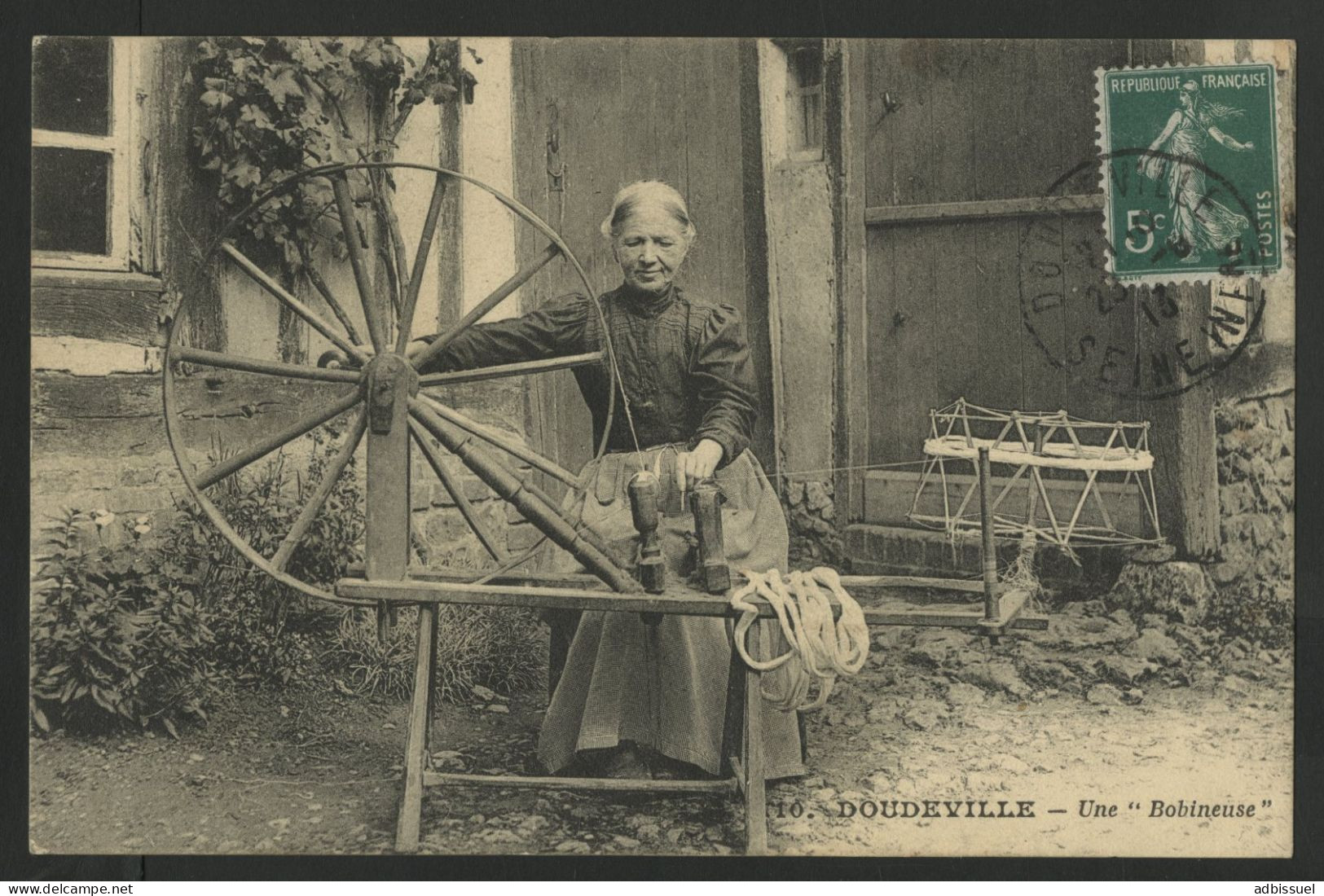 DOUDEVILLE Une Bobineuse Gros Plan D'une Femme Avec Un Rouet Edition IPM Paris Voir Suite - Sonstige & Ohne Zuordnung