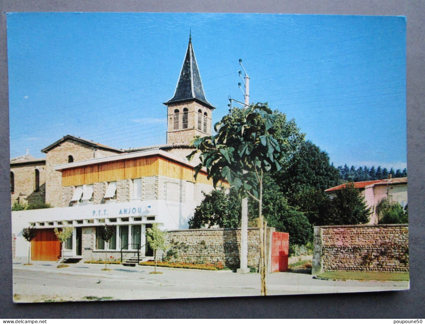 CP 38 Isère ANJOU Prés Roussillon - La Poste P.T.T.  Et L'église Timbrée 1966 - Roussillon