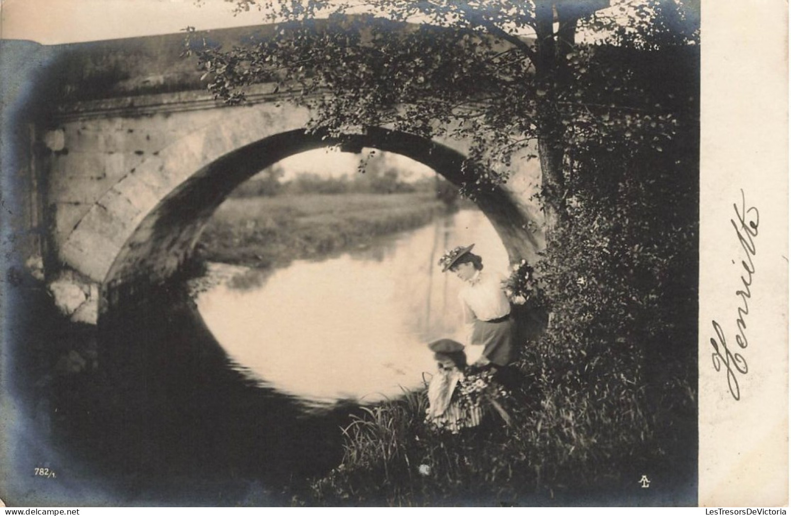 COUPLE - Un Couple Picniquant Sous Un Pont - Rivière Nature - Panier De Fleurs - Dos Non Divisé - Carte Postale Ancienne - Paare