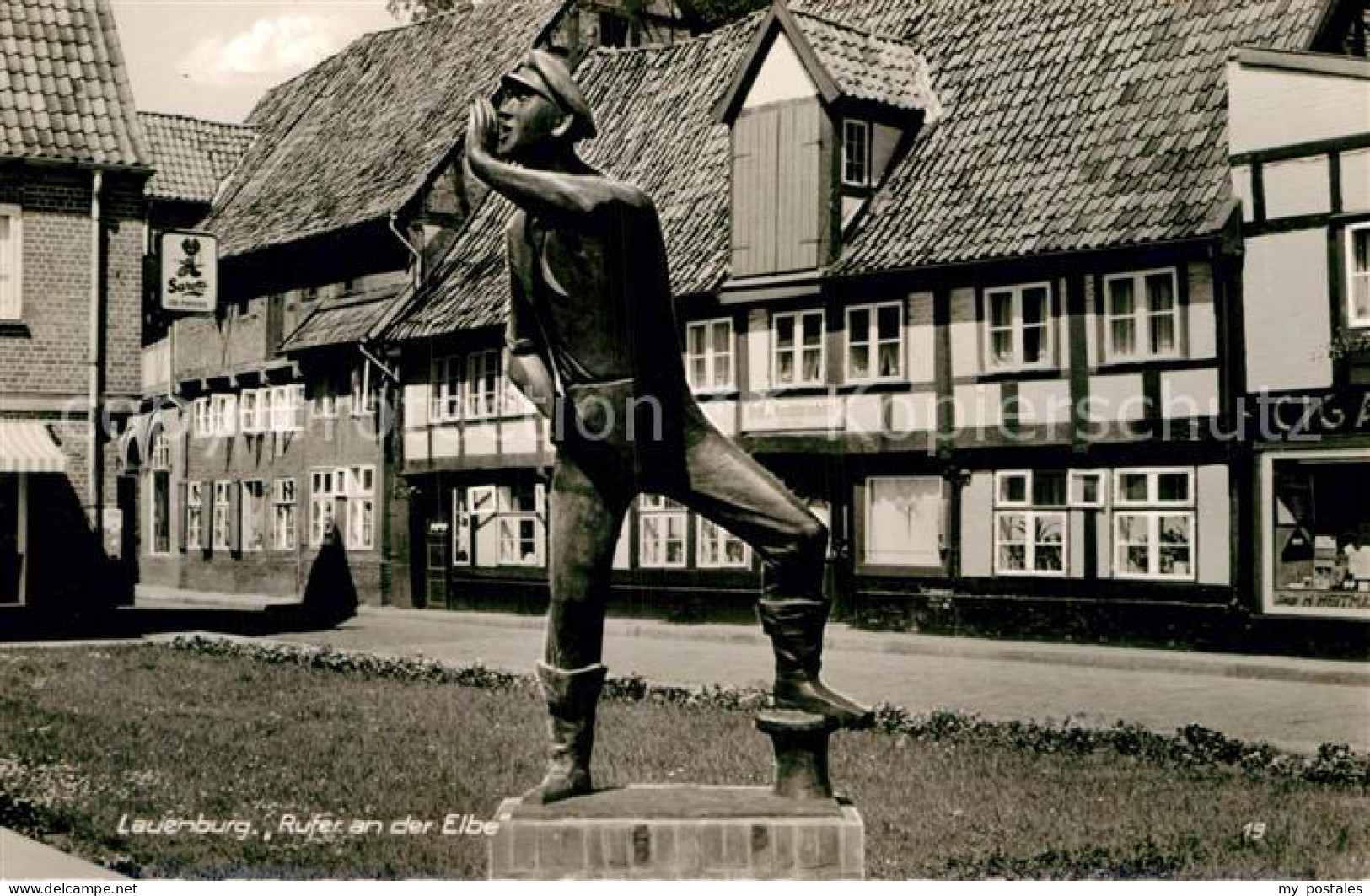 72984704 Lauenburg Elbe Rufer Statue An Der Elbe Fachwerkhaus Lauenburg Elbe - Lauenburg