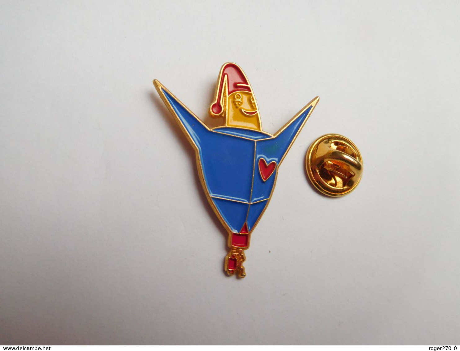 Superbe Pin's En Relief , Montgolfière , Personnage De Carnaval , Ducasse , Signé Benoit - Montgolfières