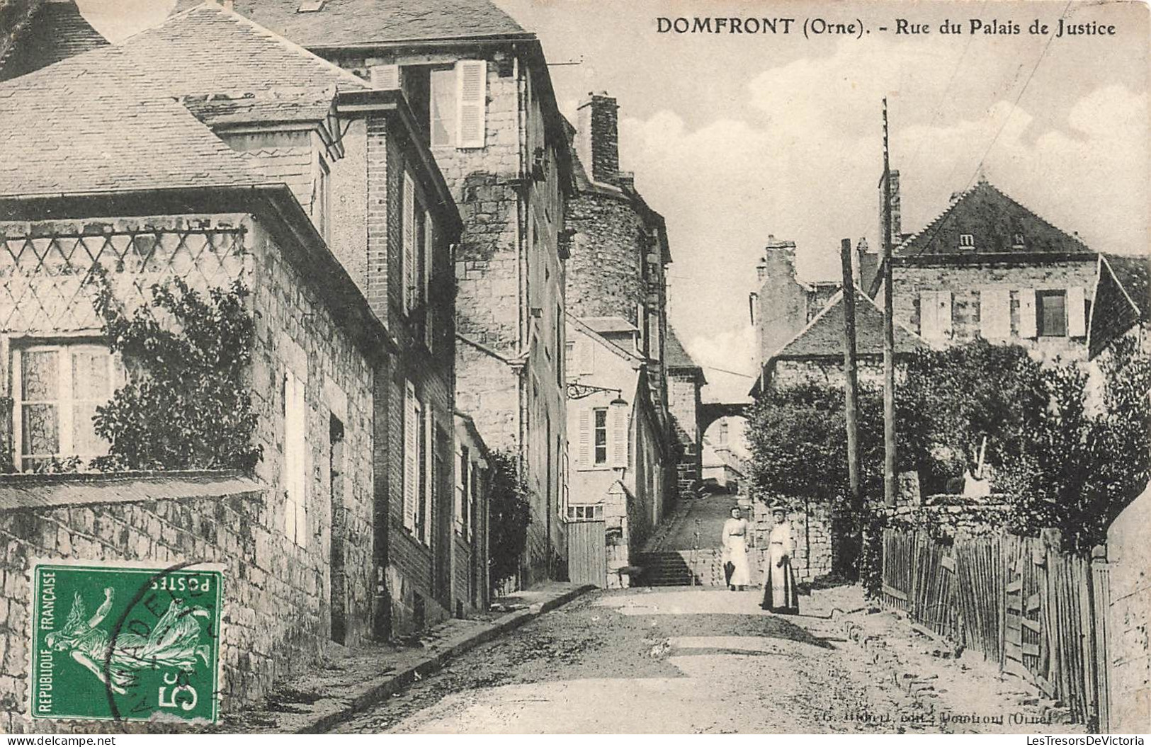 FRANCE - Domfront (Orne) - Vue En Panoramique De La Rue Du Plais De Justice - Carte Postale Ancienne - Domfront