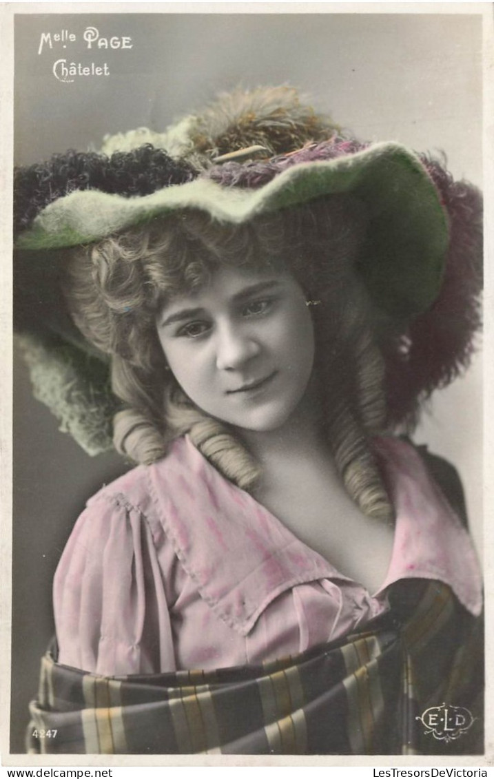 MODE - Mlle Page Châtelet - Femme Avec Des Anglaise Châle à Carreaux Et Chapeau à Plumes - Carte Postale Ancienne - Mode