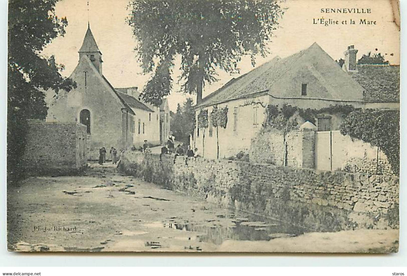 GUERVILLE - SENNEVILLE - L'Eglise Et La Mare - Guerville