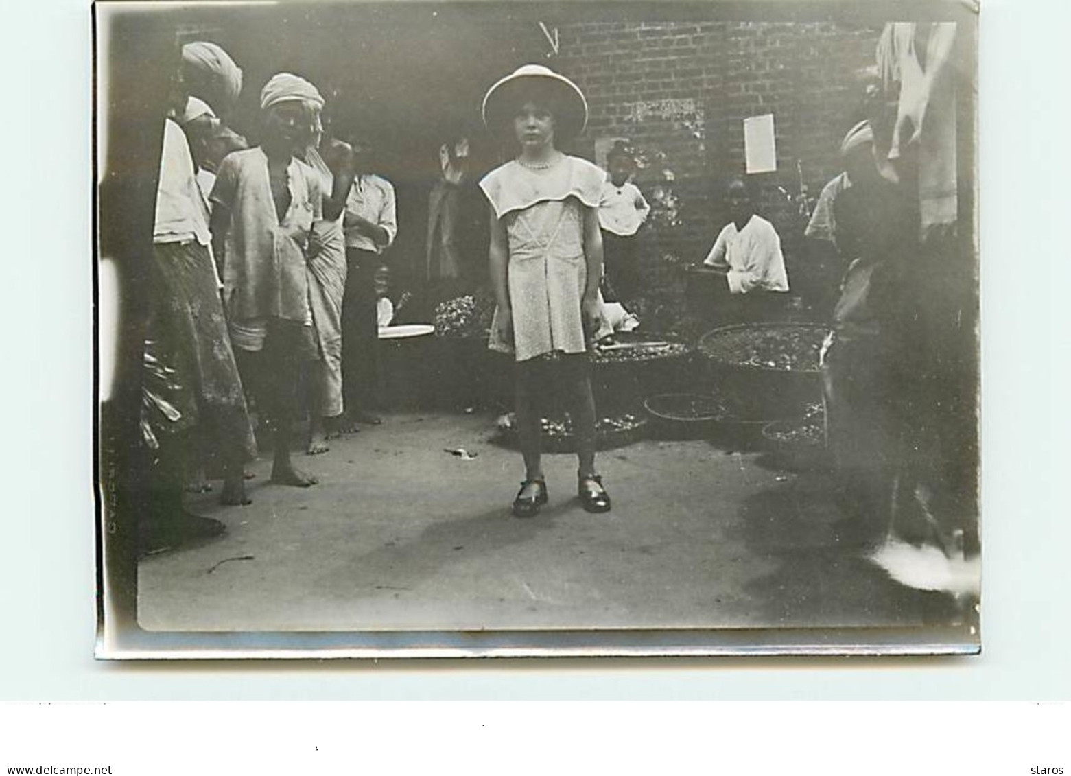 BIRMANIE - MYANMAR - Pegu - Scène De Mercato - Jeune Fille  (photo Format 9 * 11,8 Cm) - Myanmar (Burma)