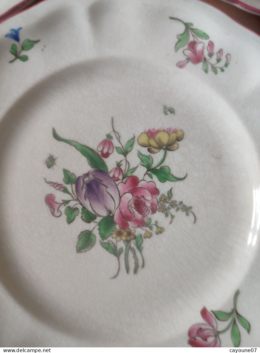 Keller & Guérin trois petites assiettes plates en faïence décor à la Strasbourg vers 1889