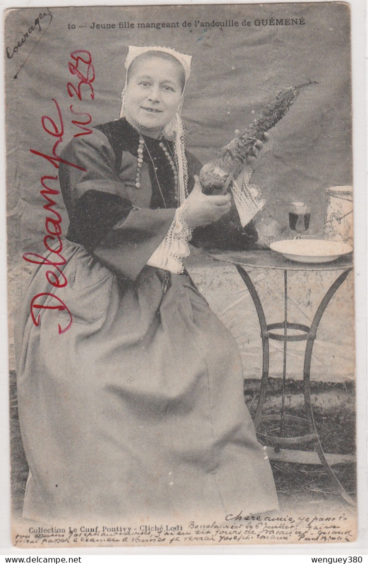 56    GUEMENE   Jeune Fille Mangeant De L'andouille De GUEMENE     SUP  PLAN  1904  RARETE   Voir Description - Guemene Sur Scorff