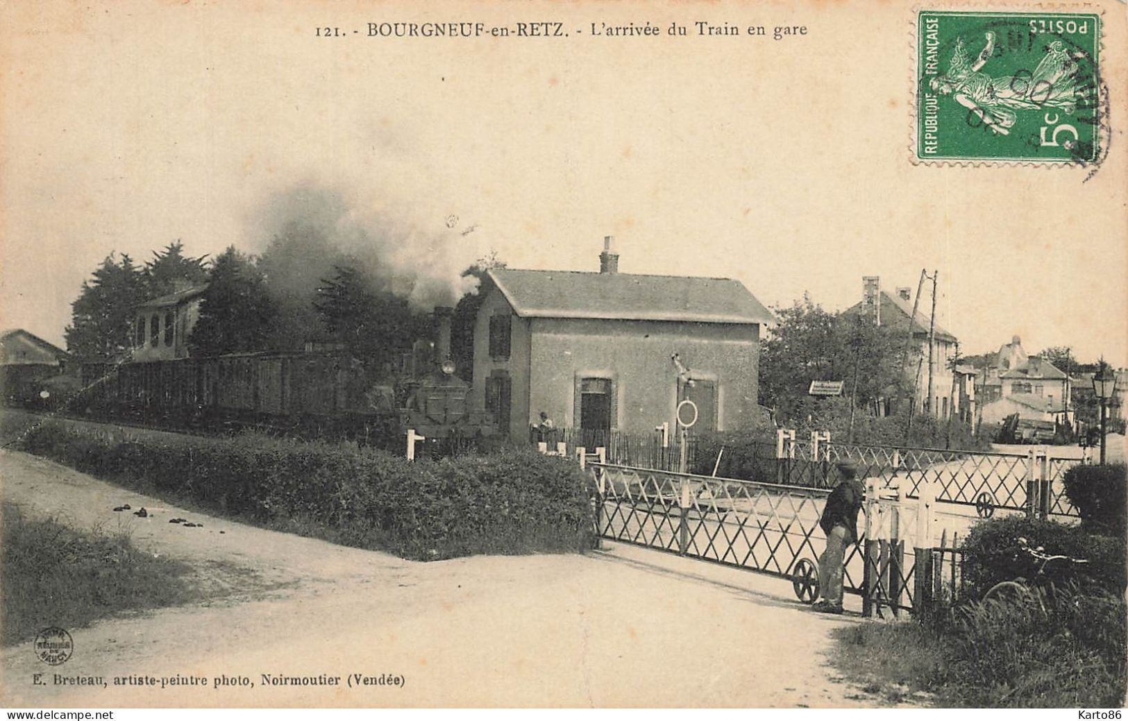 Bourgneuf En Retz * RARE CPA ! * L'arrivée Du Train En Gare * Locomotive Machine Ligne Chemin De Fer Passage à Niveau - Bourgneuf-en-Retz