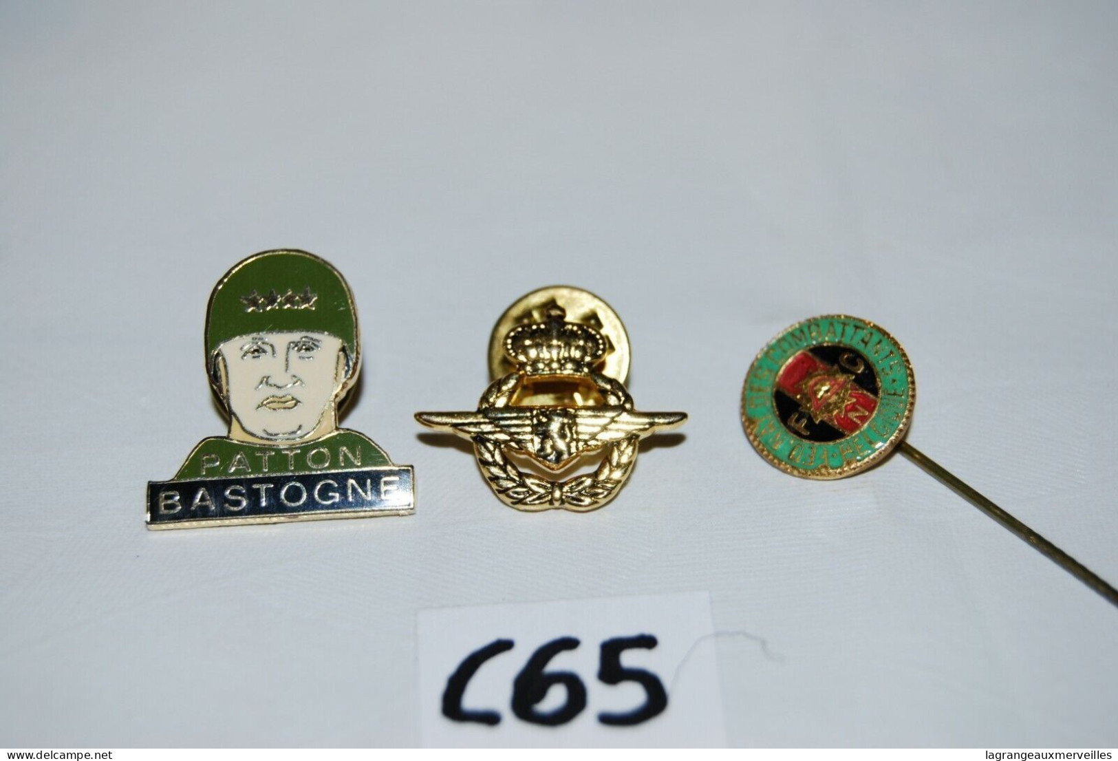 C65 5 Anciennes Décorations - Broches Militaire - Combattants Bastogne - Andere & Zonder Classificatie