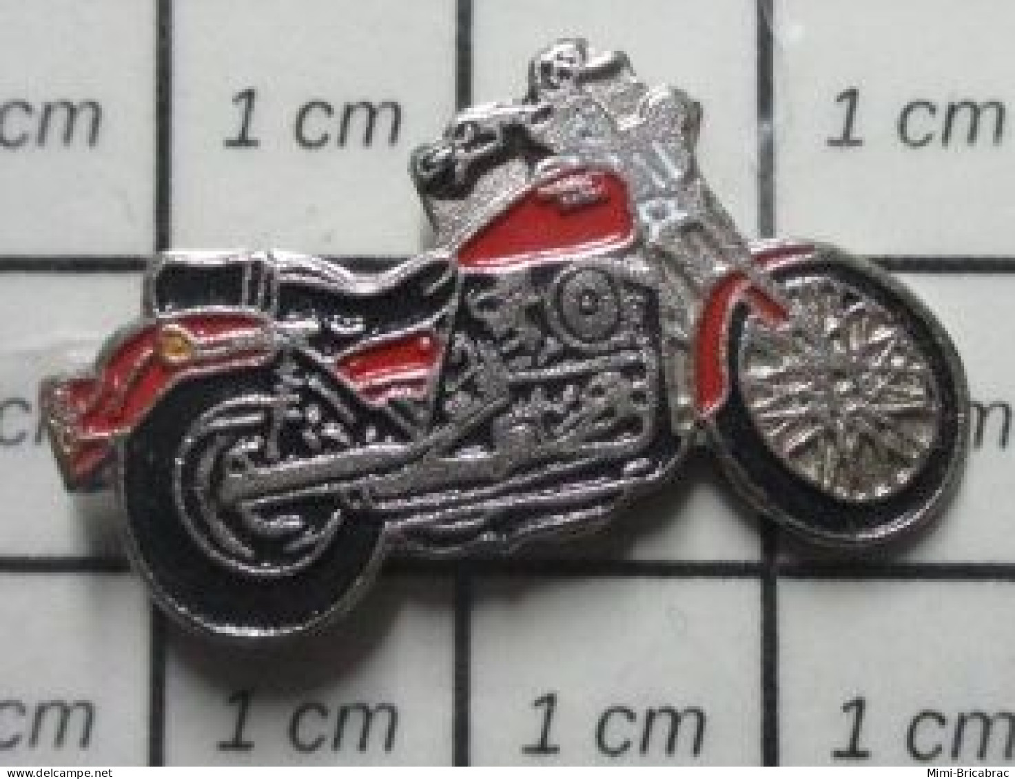 713M  Pin's Pins / Beau Et Rare / MOTOS / GROSSE MOTO ROUTIERE RETRO ROUGE PEUT ETRE HARLEY ? - Motorbikes