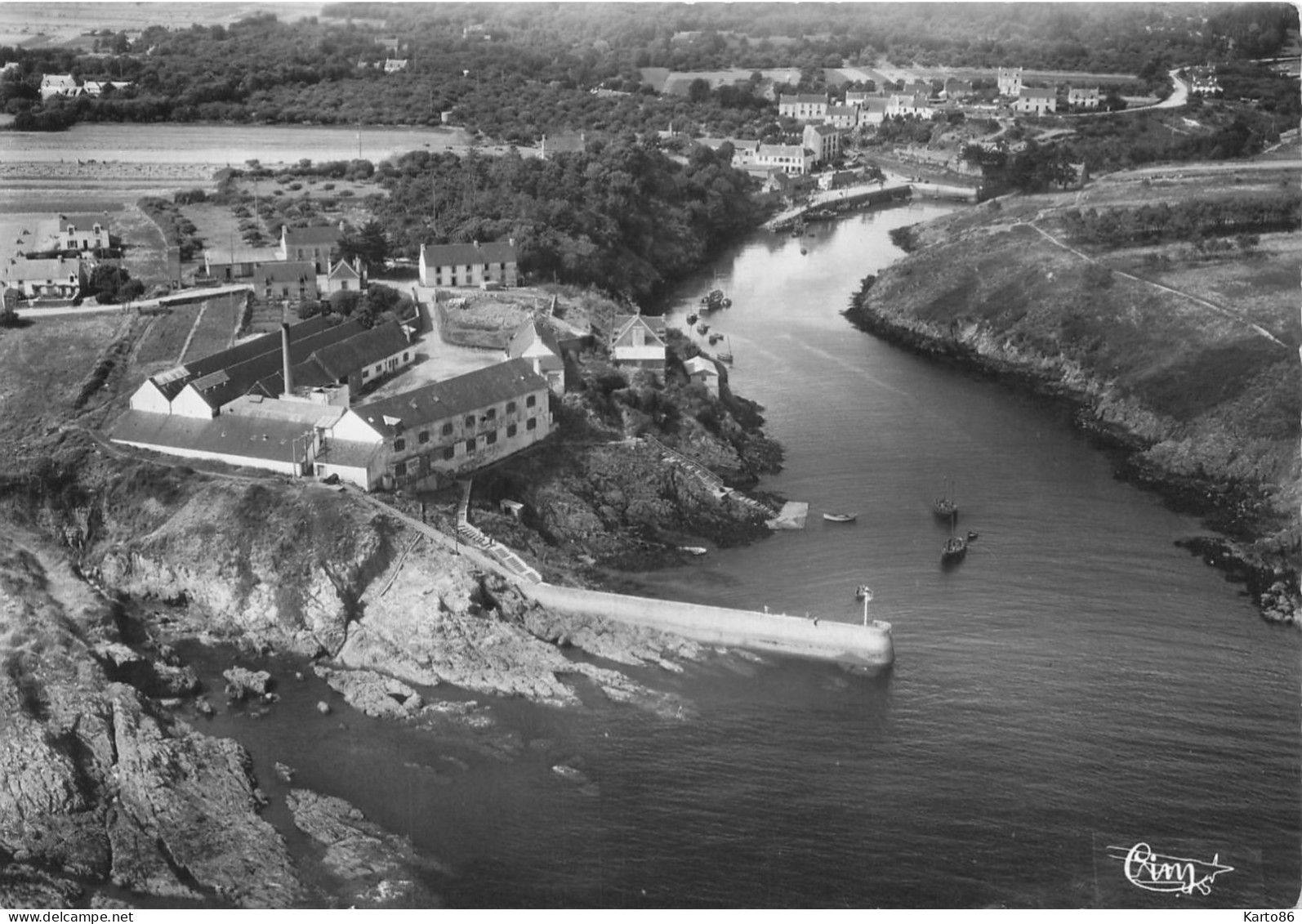 Brigneau , Moëlan Sur Mer * La Jetée Et L'entrée Du Port , Vue Aérienne Du Village * Usine ? - Moëlan-sur-Mer