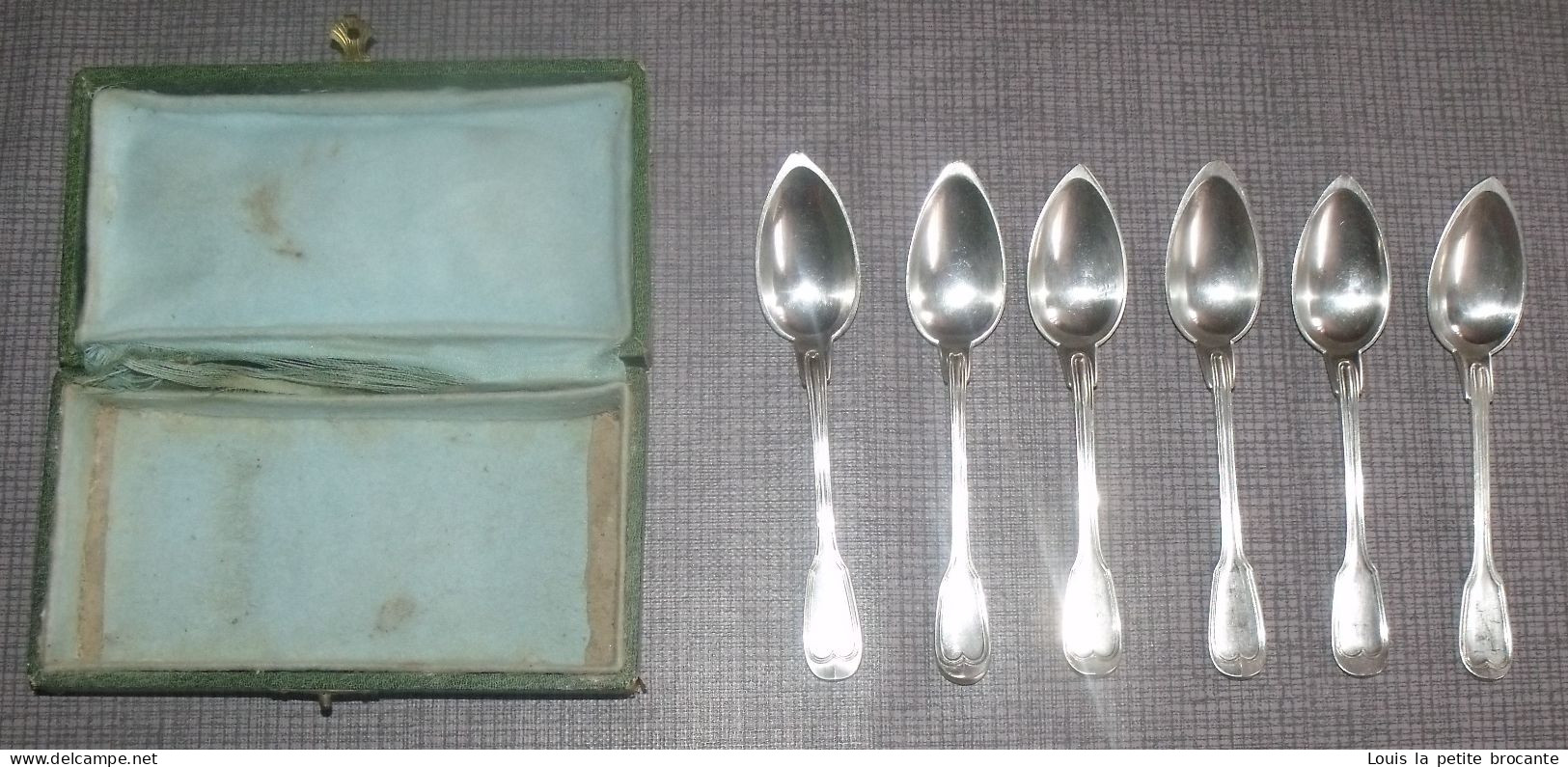 6 Petites Cuillères En Métal Argenté, Motif Filet, Art Nouveau, Voir Et Vérifier Les Poinçons. Pas De Certificats. - Spoons