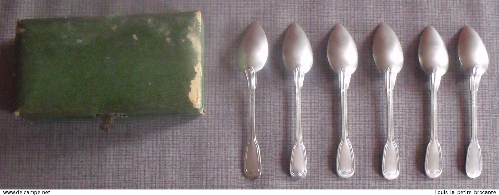 6 Petites Cuillères En Métal Argenté, Motif Filet, Art Nouveau, Voir Et Vérifier Les Poinçons. Pas De Certificats. - Spoons