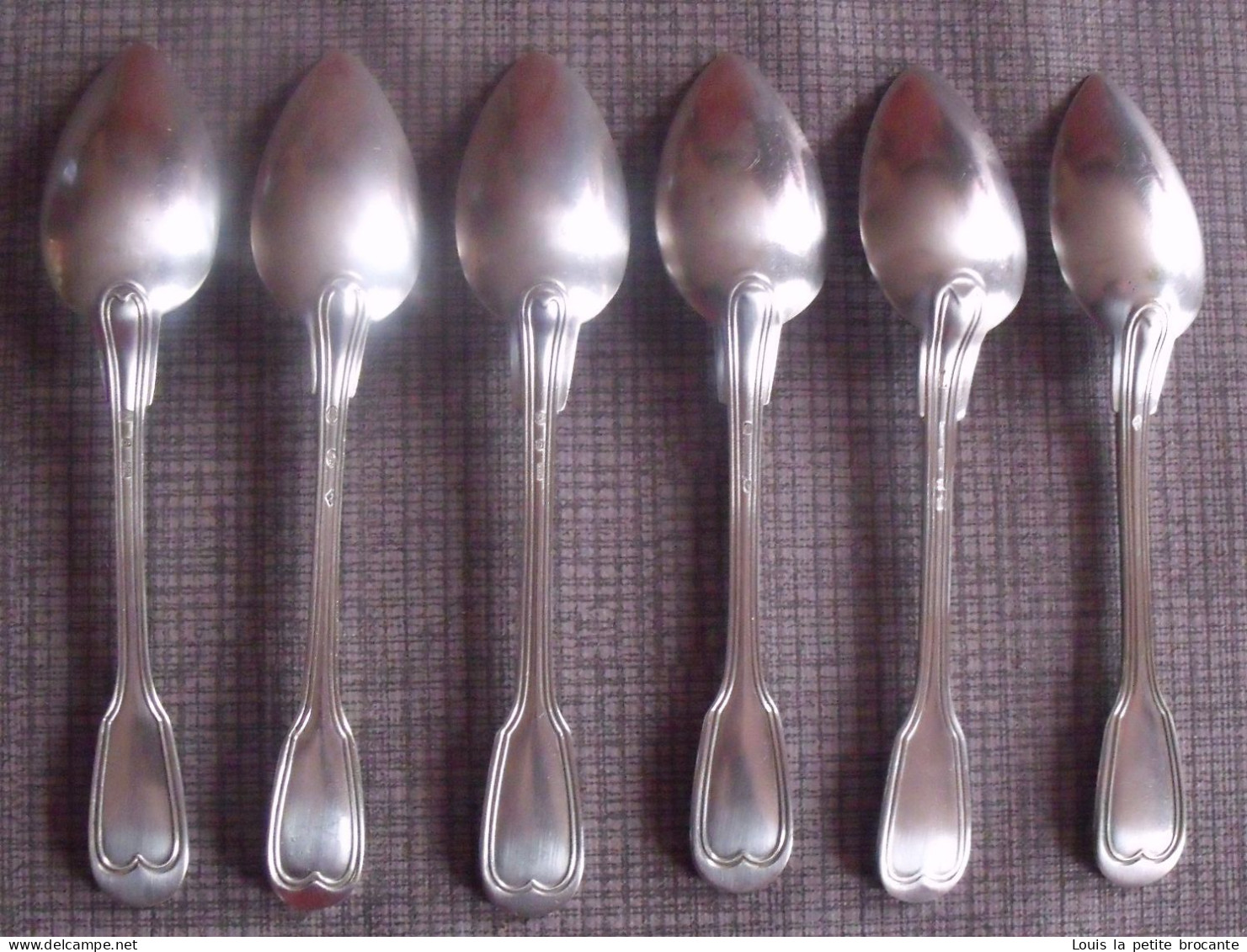 6 Petites Cuillères En Métal Argenté, Motif Filet, Art Nouveau, Voir Et Vérifier Les Poinçons. Pas De Certificats. - Spoons