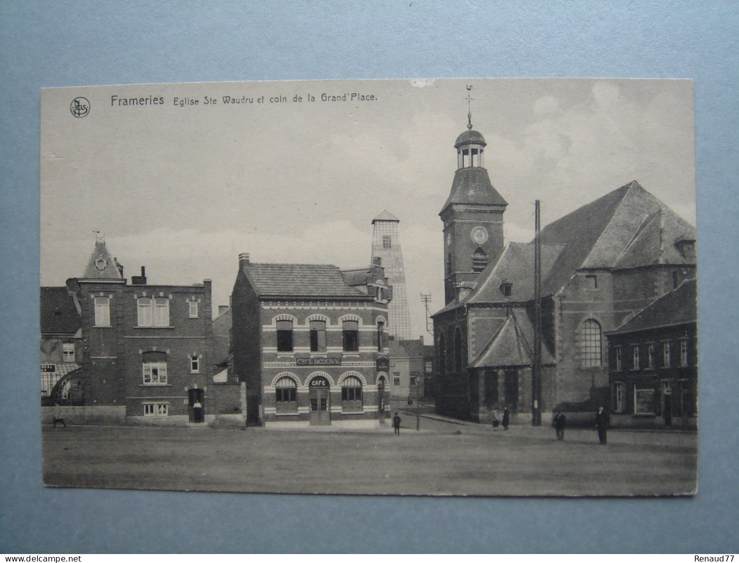 Frameries - Eglise Ste Waudru Et Coin De La Grand Place - Frameries