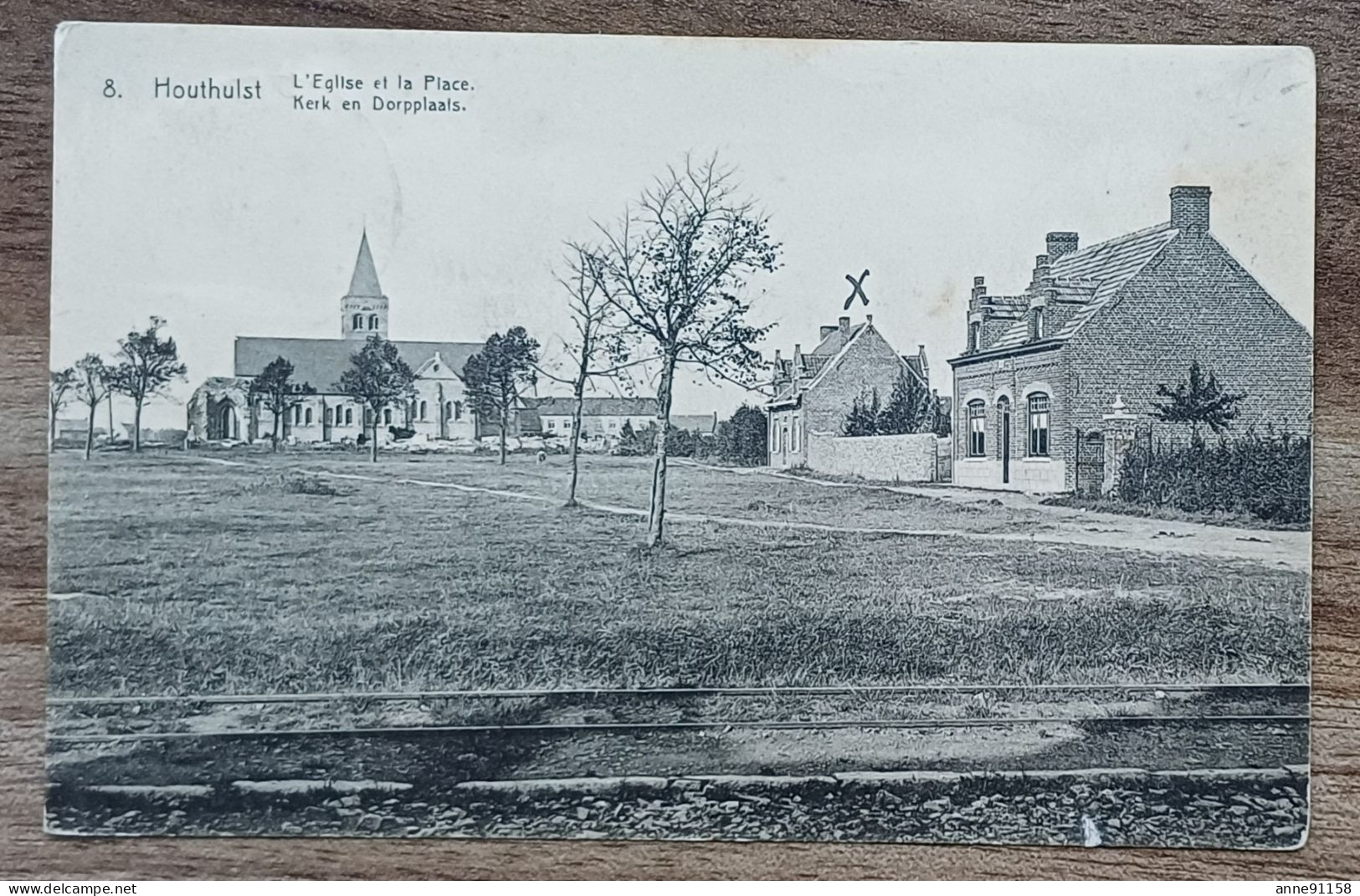 Houthulst, Kerk En Dorpplaats. Verstuurde Kaart Met Stempel Van 1930. Verzendkosten In Belgie 3 Euro - Houthulst