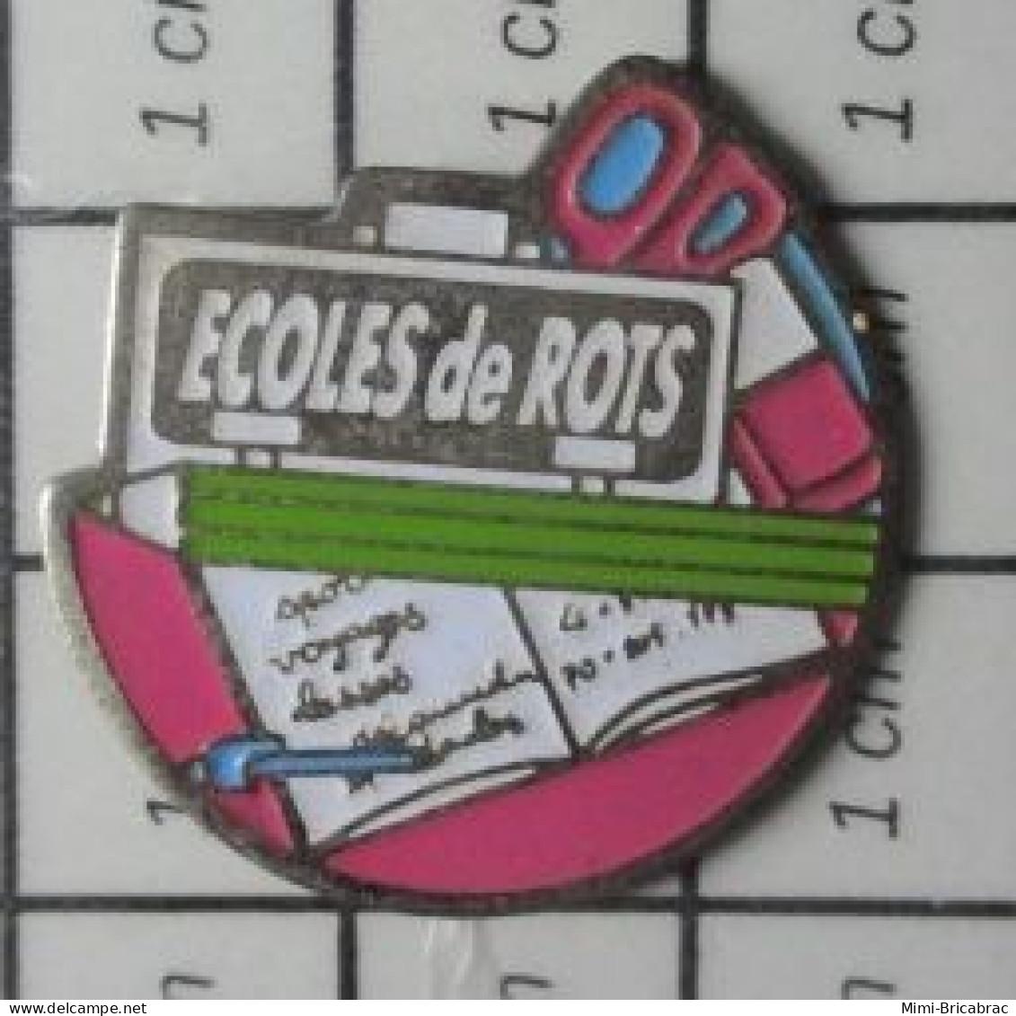 713H Pin's Pins : BEAU ET RARE /  ADMINISTRATIONS / CAHIER CRAYON ECOLE DE ROTS CISEAUX GOMME - Administrations