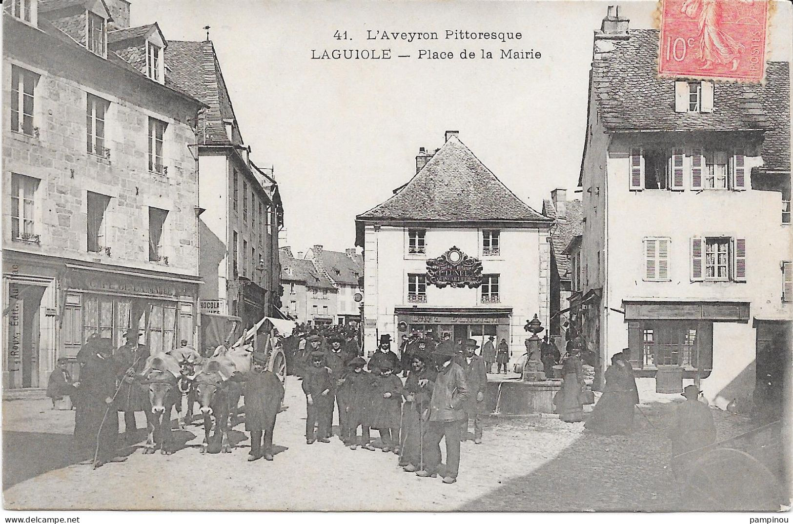 12 LAGUIOLE - Place De La Mairie - Animée - Laguiole