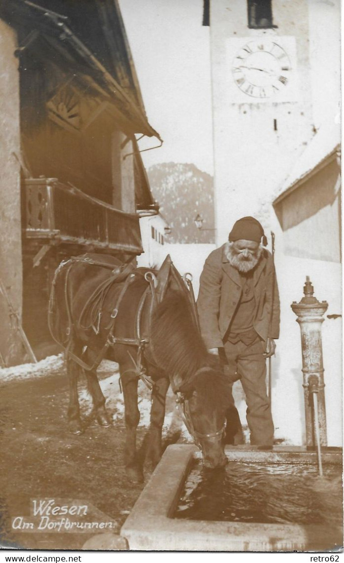 WIESEN BEI DAVOS ► Bauer Tränkt Sein Pferd Am Dorfbrunnen, Fotokarte Ca.1940 (J.Trauffer Holzschnitzerei Davos)  ►RAR◄ - Wiesen