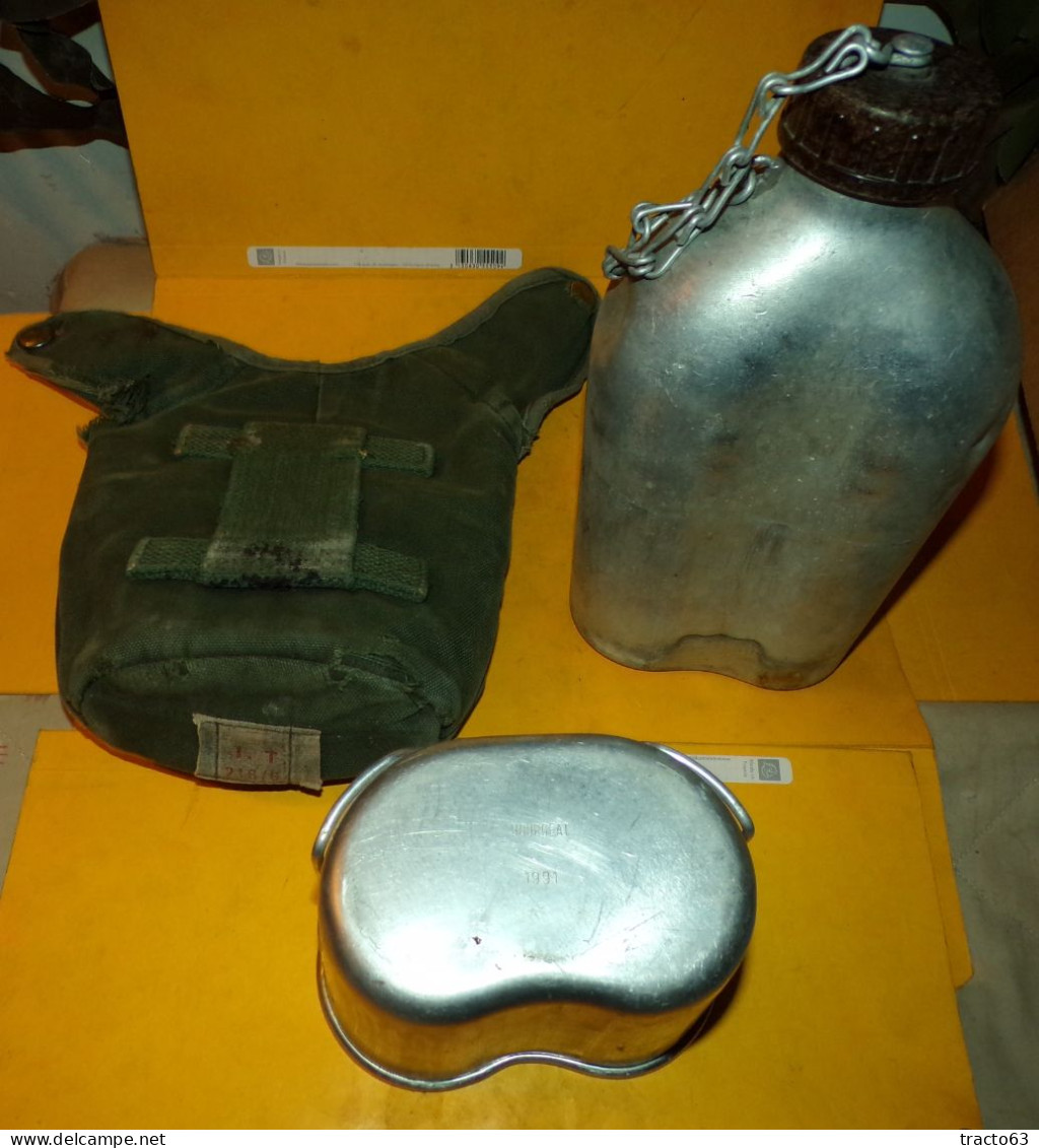 GOURDE DE  L'ARMEE FRANCAISE AVEC SA HOUSSE ET SON QUART , LA HOUSSE FABRICATION FRANCAISE DE 1964  ET LA GOURDE  ET LE - Equipement