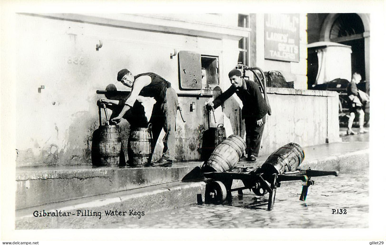 GIBRALTAR - FILLING WATER KEGS - PEOPLES - CANADIAN PACIFIC CRUISE - REAL PHOTO - PUB. ASS, SCREEN NEWS LTD - - Gibraltar