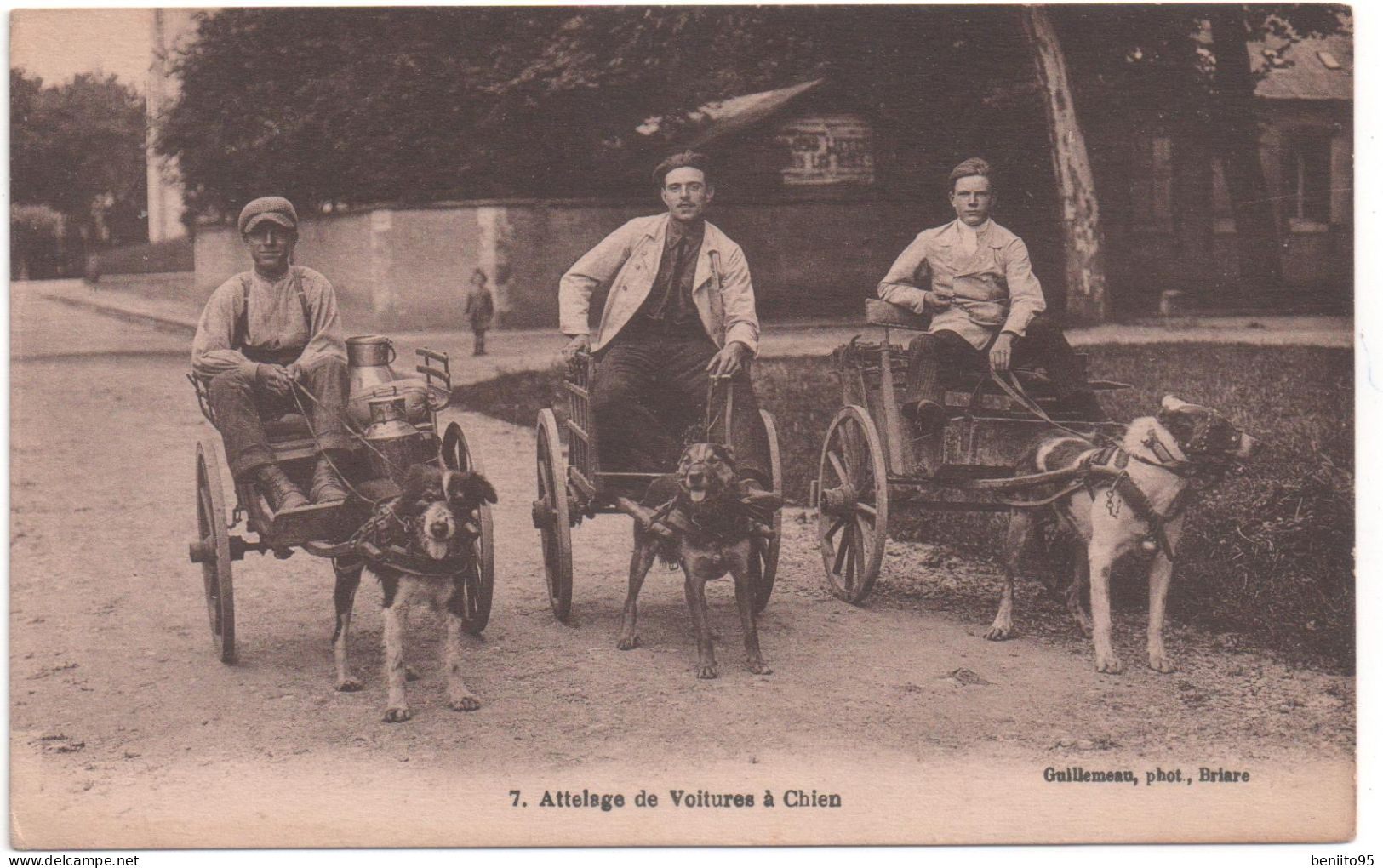 CPA De BRIARE - Attelage De Voitures à Chien. - Briare