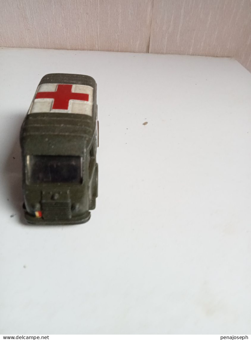 Ambulance Dinky Toys - Jouets Anciens