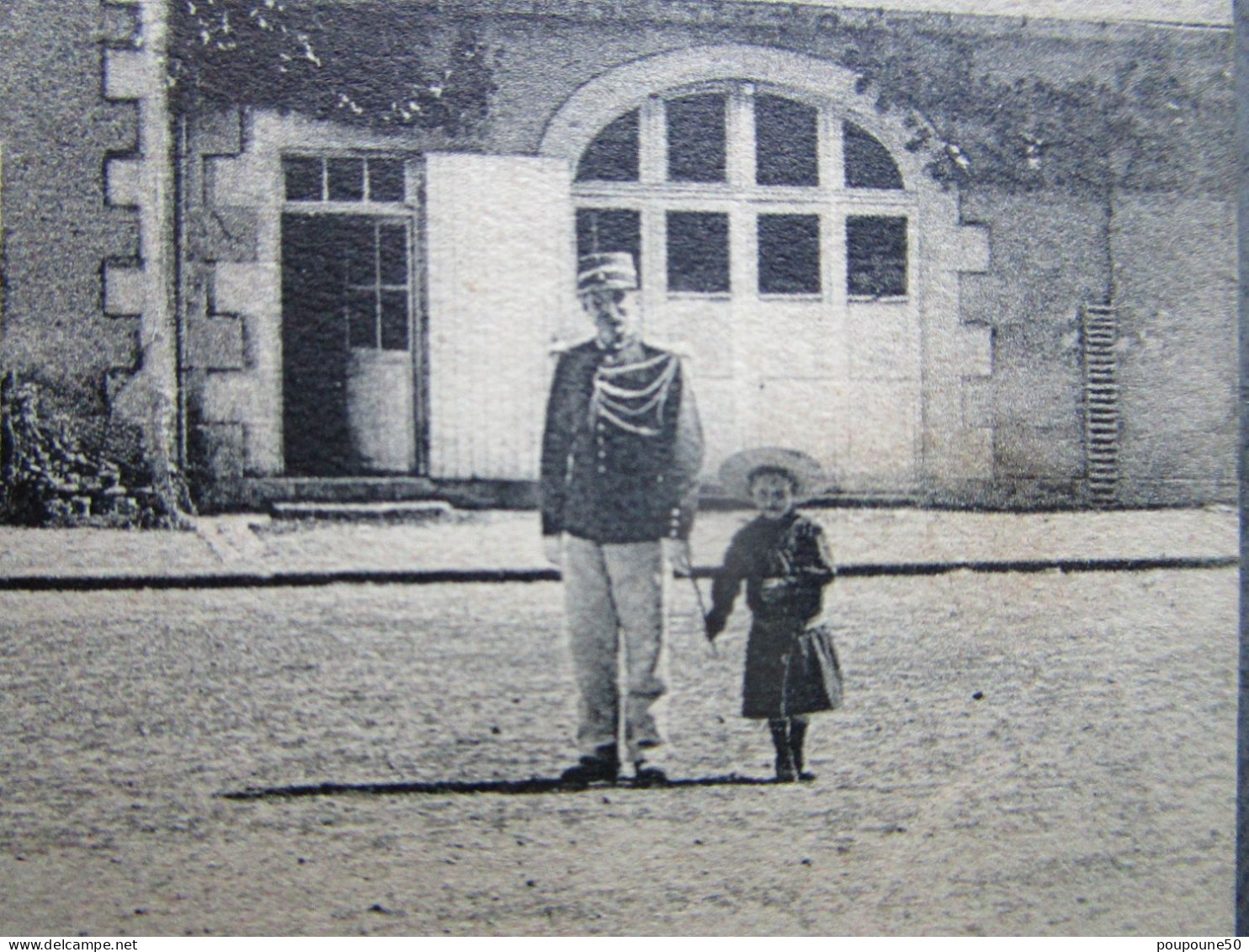 CPA 58 Nièvre GUERIGNY La Mairie Et L'école  - Un Militaire Et Son Enfant 1910 - Guerigny