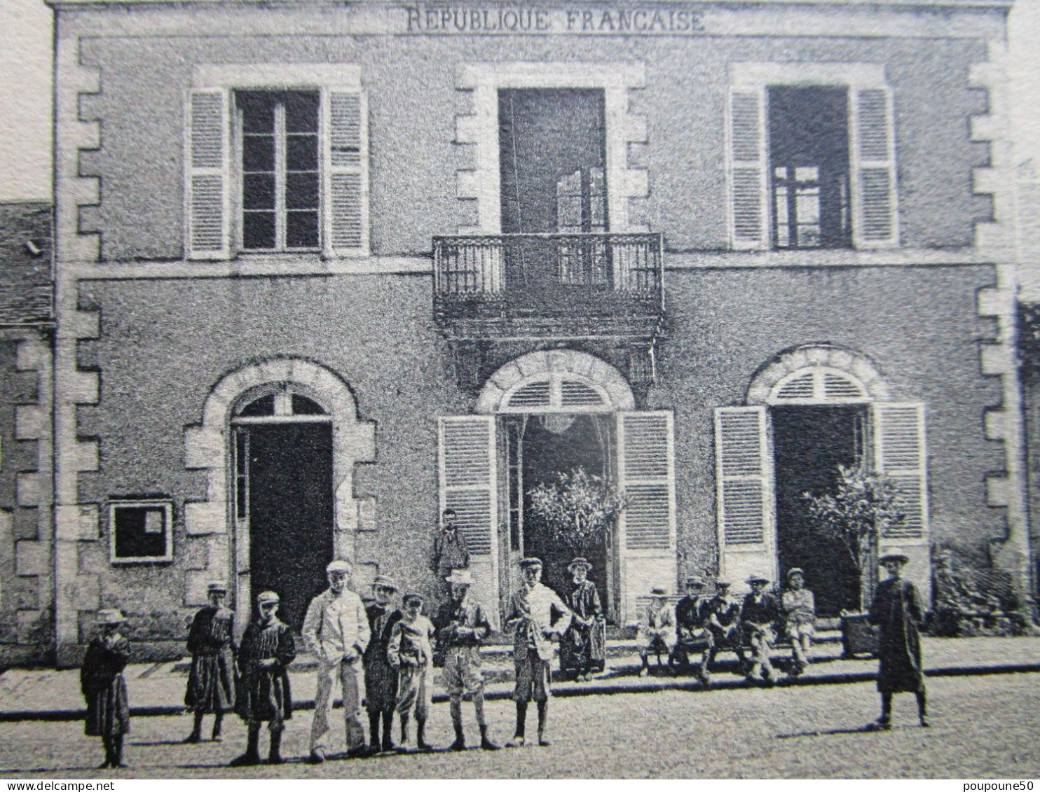 CPA 58 Nièvre GUERIGNY La Mairie Et L'école  - Un Militaire Et Son Enfant 1910 - Guerigny