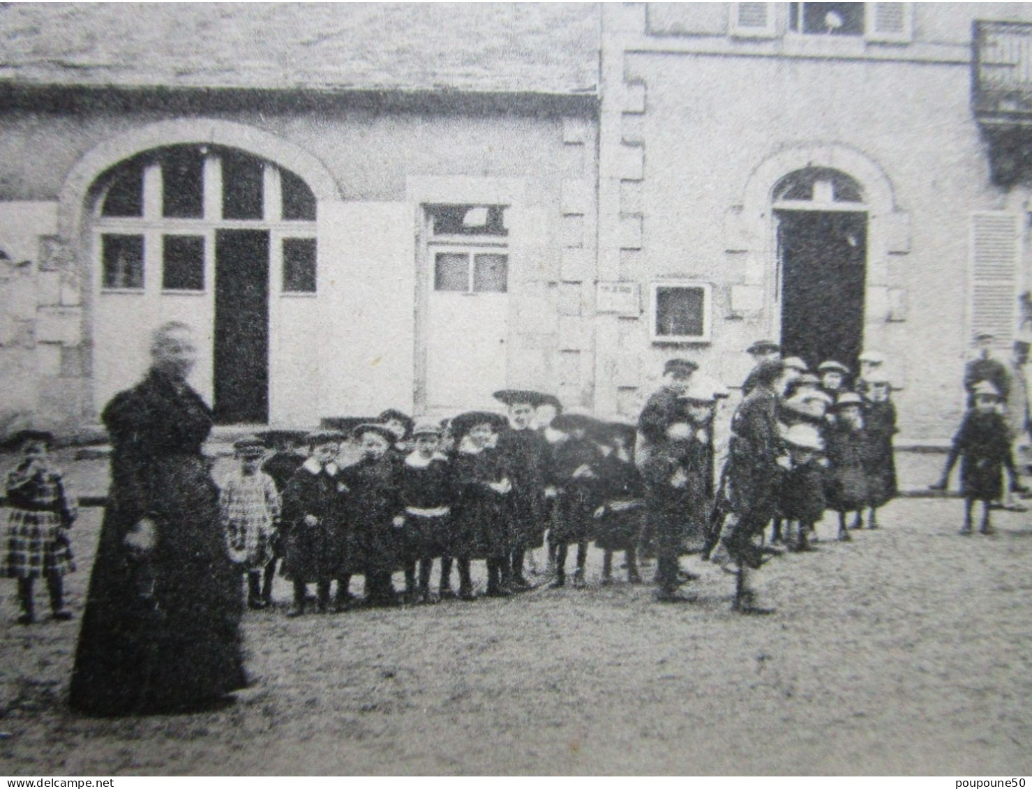 CPA 58 Nièvre GUERIGNY La Mairie Et L'école  - Institutrice Instituteur Et Les Enfants  écrite Vers 1910 - Guerigny