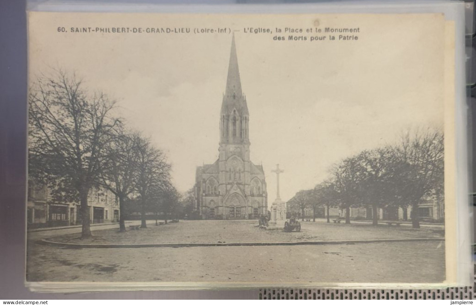 60 - Saint-Philbert-de-Grand-Lieu (Loire-Inf.) - L'église, La Place Et Le Monument Des Morts Pour La Patrie - Saint-Philbert-de-Grand-Lieu