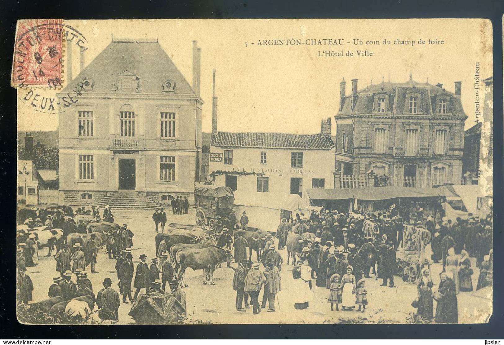 Cpa Du 79 Argenton Château -- Un Coin Du Champ De Foire -- L' Hôtel De Ville     STEP85 - Argenton Chateau