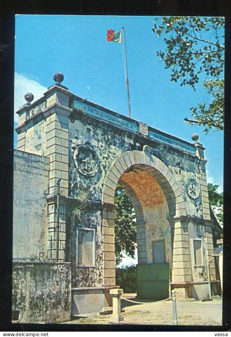 MACAO - The BORDER GATE Separating MACAO From CHINA - Photo By Yat Cheung Leung 107 - Macao