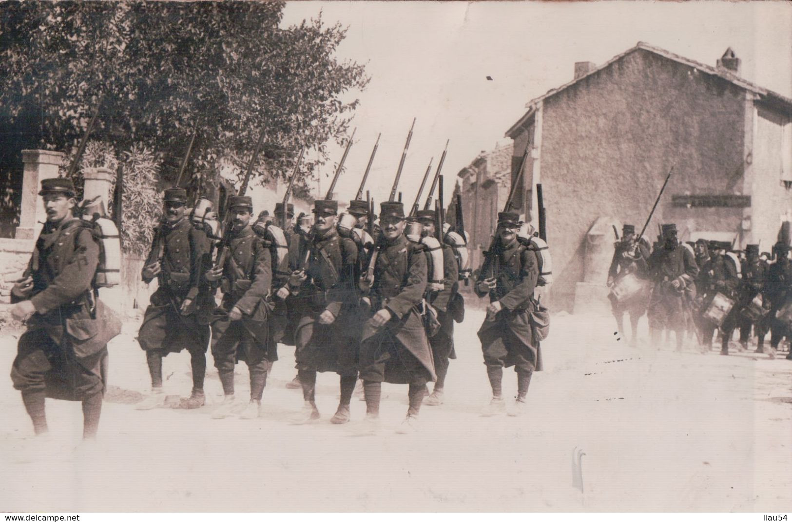 CARTE PHOTO LOUIS XV à NÎMES Entrée De Militaires Du 55e Dans REMOULINS - Remoulins