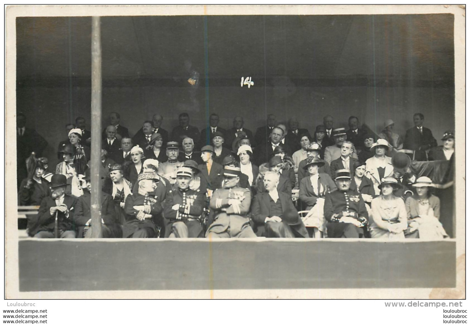 CARTE PHOTO LIEU NON IDENTIFIE TRIBUNE AVEC CIVILS ET OFFICIERS DE L'ARMEE - Zu Identifizieren