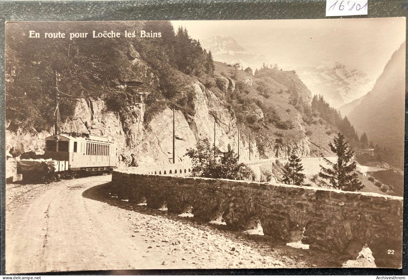 Loëche Les Bains: Train à La Montée, Locomotive Et Wagonnet Avec Passant Assis Sur Le Muret En Bord De Voie (16'101) - Loèche-les-Bains