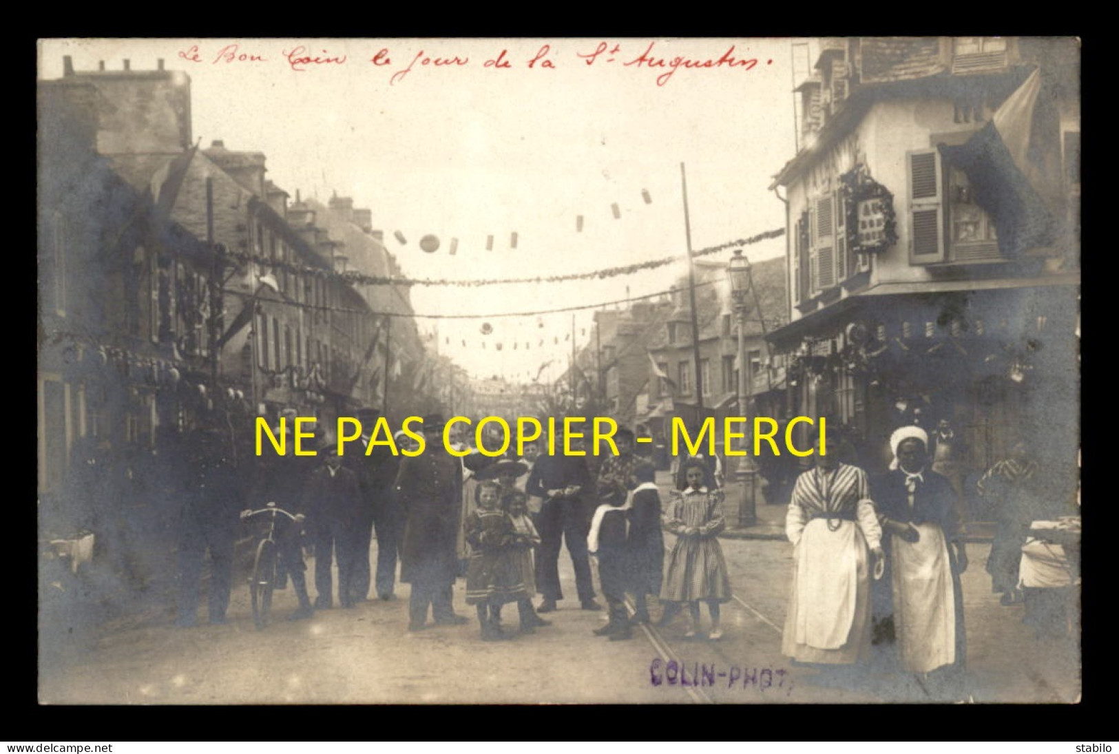 50 - EQUERDREVILLE - RUE GAMBETTA  LE JOUR DE LA ST-AUGUSTIN - CAFE LE BON COIN - CARTE PHOTO ORIGINALE - Equeurdreville